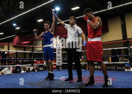 Lubbock, TX, USA. 6.. Dezember 2022. Kooper Pardee aus Cleveland, TN (Blau), im Kampf gegen Moses Garcia (Rot) aus Harlingen, TX, in einem Elite Male 147lb-Kampf. Pardee gewann den Wettbewerb durch Entscheidung. (Kreditbild: © Adam DelGiudice/ZUMA Press Wire) Stockfoto