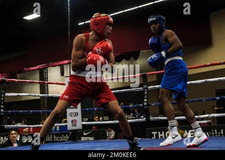 Lubbock, TX, USA. 6.. Dezember 2022. Benjamin Smith aus Bartow, FL (Blue), im Kampf gegen Grant Flores aus Thermal, CA (Red) in einem Elite Male 147lb-Kampf. Smith gewann den Wettbewerb durch Entscheidung. (Kreditbild: © Adam DelGiudice/ZUMA Press Wire) Stockfoto