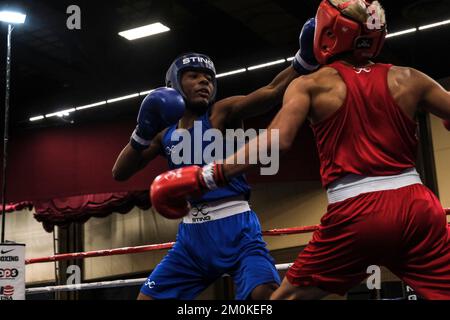 Lubbock, TX, USA. 6.. Dezember 2022. Benjamin Smith aus Bartow, FL (Blue), im Kampf gegen Grant Flores aus Thermal, CA (Red) in einem Elite Male 147lb-Kampf. Smith gewann den Wettbewerb durch Entscheidung. (Kreditbild: © Adam DelGiudice/ZUMA Press Wire) Stockfoto