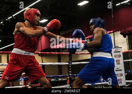 Lubbock, TX, USA. 6.. Dezember 2022. Benjamin Smith aus Bartow, FL (Blue), im Kampf gegen Grant Flores aus Thermal, CA (Red) in einem Elite Male 147lb-Kampf. Smith gewann den Wettbewerb durch Entscheidung. (Kreditbild: © Adam DelGiudice/ZUMA Press Wire) Stockfoto