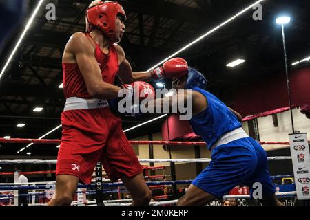 Lubbock, TX, USA. 6.. Dezember 2022. Benjamin Smith aus Bartow, FL (Blue), im Kampf gegen Grant Flores aus Thermal, CA (Red) in einem Elite Male 147lb-Kampf. Smith gewann den Wettbewerb durch Entscheidung. (Kreditbild: © Adam DelGiudice/ZUMA Press Wire) Stockfoto