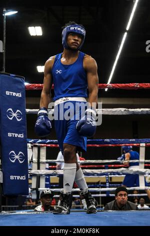 Lubbock, TX, USA. 6.. Dezember 2022. Ebenezer Griffith von Bowling Green, KY (Blue) betritt den Ring für einen Kampf der Elite Male 156lb. (Kreditbild: © Adam DelGiudice/ZUMA Press Wire) Stockfoto