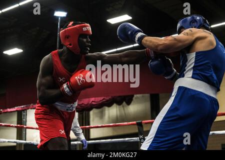 Lubbock, TX, USA. 6.. Dezember 2022. Adonis Alcime aus Buffalo, NY (Rot), im Kampf gegen Devin Churbe, aus Parkton, NC (Blau) in einem Elite MenÃs 189lb Wettbewerb. Alcime gewann den Kampf durch Entscheidung. (Kreditbild: © Adam DelGiudice/ZUMA Press Wire) Stockfoto