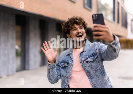 Inder ein selfie mit Telefon auf der Straße begeistert Stockfoto