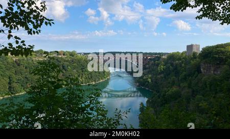 Die Whirlpool Rapids Bridge in der Whirlpool St, Niagara Falls, NY, USA, ist ein wunderschöner Ort an der Grenze zwischen den USA und Kanada Stockfoto