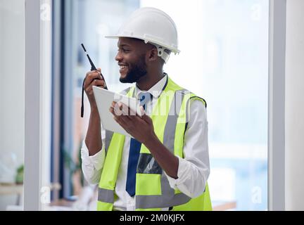 Ingenieur, Walkie-Talkie und Schwarzer Bauarbeiter, Bauunternehmer oder Sicherheitsmanager, der an der Architekturlogistik arbeitet. Afrikanischer Mann Stockfoto
