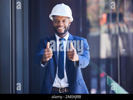 Schwarzer Mann, Daumen hoch und Architekt glücklich mit Erfolg, glücklich oder lächeln im Architekturbüro. Unterstützung, Begrüßung oder Dank an die Industrie Stockfoto