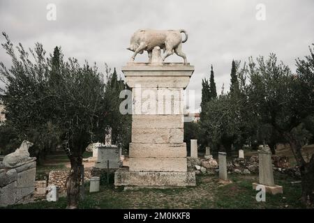 Statue eines Stiers an der Straße der Gräber in der archäologischen Stätte von Kerameikos in Athen, Griechenland Stockfoto