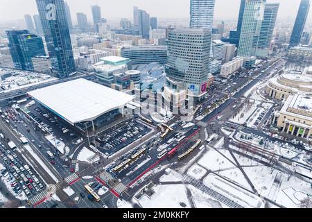 11.21.2022 Warschau, Polen. Blick aus der Vogelperspektive auf den Warschauer Hauptbahnhof mit schneebedeckten Dächern. Winter in Warschau. Hochwertiges Foto Stockfoto