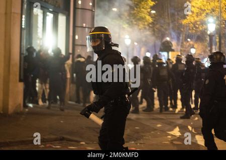 Die Fans kämpfen mit der Polizei, während marokkanische Anhänger den Sieg feiern, da sich Marokko für das Viertelfinale der FIFA-Weltmeisterschaft 2022 qualifiziert hatte, nachdem es Spanien beim FIFA-Weltmeisterschaftsspiel Katar 2022. Runde 16 zwischen Marokko und Spanien am 07. Dezember 2022 auf der Champs Elysees in Paris geschlagen hatte. Foto: Florian Poitout/ABACAPRESS.COM Stockfoto