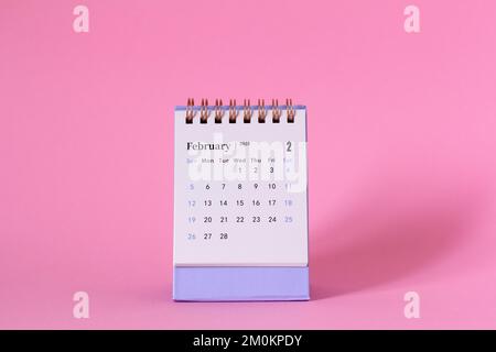 Desktop-Kalender für Februar 2023 auf pinkfarbenem Hintergrund Stockfoto