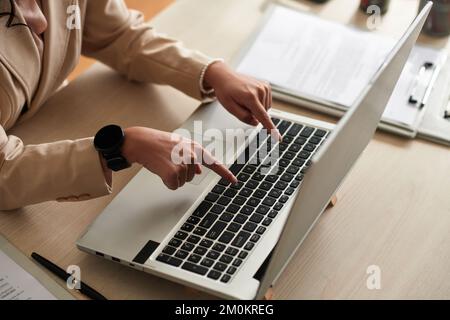 Nahaufnahme einer Geschäftsfrau, die mit Zeigefingern tippt Stockfoto