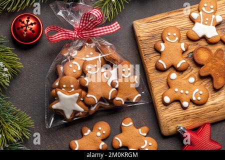 Lebkuchen-Mann-Kekse im Geschenkpaket. Weihnachtskarte Stockfoto