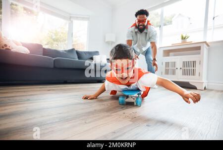 Hispanische Vater und Sohn verkleiden sich wie Superhelden und spielen in der Lounge zu Hause. Gemischtes Rennen Junge und Mann spielen und Spaß haben Stockfoto