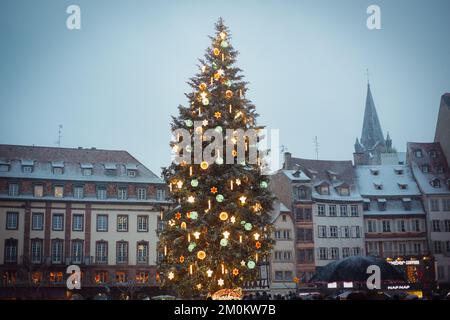 STRASSBURG, FRANKREICH - Dezember 2017 - Weihnachtsbaum und Dekoration unter Schnee im Stadtzentrum auf dem Place Kleber Stockfoto