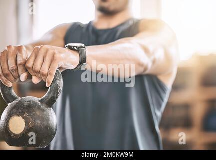 Gewichte zum Heben von Armmuskeln für Aufbauhersteller. Starke Arme kommen aus schweren Kugelhanteln. Sporttrainer, der Armlocken mit Gewichten im Fitnessstudio macht.Hände Stockfoto