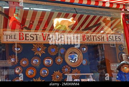 Bestes Preis-Leistungs-Verhältnis im British Isles Schild, Alices Junk Shop & Antiques, 86 Portobello Rd, Notting Hill, RBKC, London, England, UK, W11 2QD Stockfoto