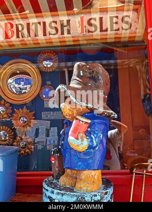 British Isles & Paddington Bear in Window of Alices Junk Shop & Antiques, 86 Portobello Rd, Notting Hill, RBKC, London, England, UK, W11 2QD Stockfoto