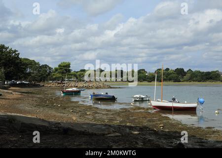 Ebbe und festgemachte Boote auf dem Fluss La Marle von Le Conleau aus mit Blick auf den Campingplatz, Vannes, Morbihan, Bretagne, Frankreich Stockfoto