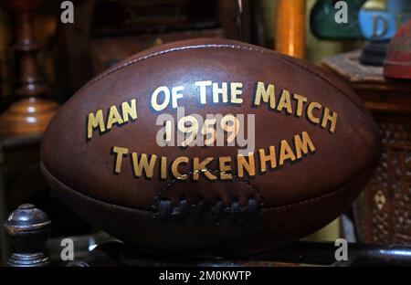 Leather Rugby Union Ball, 1959 , 1955, England gegen Frankreich, Twickenham, London, Großbritannien - Fünfländerturnier Stockfoto