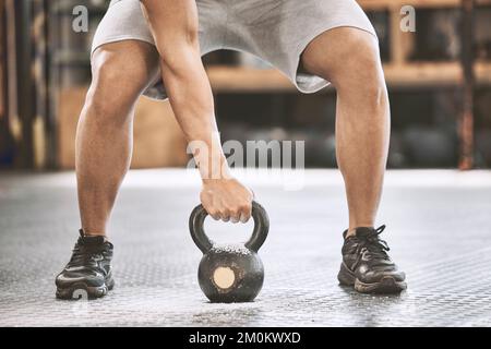 Fit Sportler, der eine schwere Kugelhantel hebt. Starker Aufbauhersteller, der eine Armübung macht. Gewichte für Bodybuilder im Fitnessstudio gekürzt. Karosseriebau Stockfoto