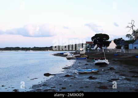 Abenddämmerung und Blick auf den Fluss La Marle vom Ufer von Le Conleau bei Ebbe, Le Conleau, Vannes, Morbihan, Bretagne, Frankreich Stockfoto