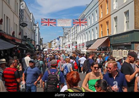 Sommer Samstag, geschäftiger Portobello Road Market, Notting Hill, London, England, Großbritannien, W11 1LA Stockfoto