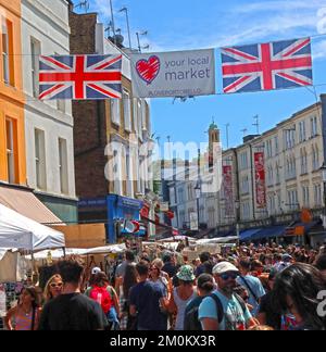 Sommer Samstag, geschäftiger Portobello Road Market, Notting Hill, London, England, Großbritannien, W11 1LA Stockfoto