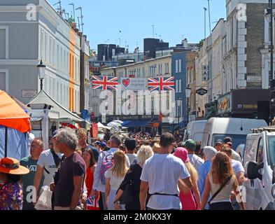 Sommer Samstag, geschäftiger Portobello Road Market, Notting Hill, London, England, Großbritannien, W11 1LA Stockfoto