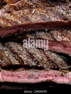 Nahaufnahme: Mittleres, Seltenes Sirloin-Steak Stockfoto