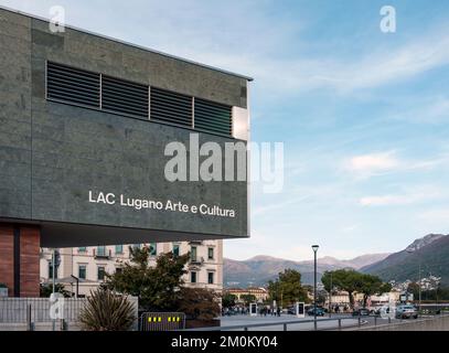 Außenansicht des LAC-Museums ('Lugano Arte Cultura'), ein multifunktionales Kulturzentrum, das sich der Musik und bildenden Kunst in Lugano, Schweiz, widmet Stockfoto