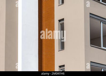 Neu erbaute Appartementkonstruktion mit dekorativer Beschichtung an der Fassade Stockfoto