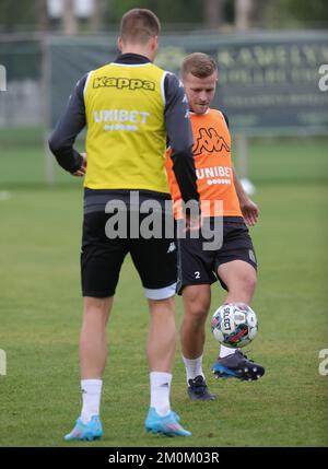 Daan Heymans von Charleroi und Jonas Bager von Charleroi wurden während eines Trainings im Wintertrainingslager der belgischen Fußballmannschaft Sporting Charleroi in Colakli, Türkei, am Mittwoch, den 07. Dezember 2022, fotografiert. Das Sportstadion Charleroi ist vom 3. Bis 10. Dezember auf der Bühne. BELGA PHOTO VIRGINIE LEFOUR Stockfoto
