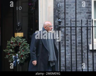 Downing Street, London, Großbritannien. 6.. Dezember 2022. Minister ohne Portfolio Nadhim Zahawi geht nach der wöchentlichen Kabinettssitzung in Downing Street Nr. 10. Stockfoto