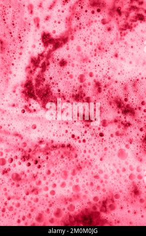Viva Magenta Farbe des Jahres 2023 Vertikaler Hintergrund aus Cappuccino-Schaumstoff Nahaufnahme Abstrakt, schaumiger Textur, Kopierraum Stockfoto