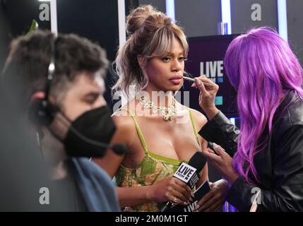 Los Angeles, USA. 06.. Dezember 2022. Laverne Cox bei den People's Choice Awards 2022 im Barker Hangar in Santa Monica, Kalifornien, am Dienstag, den 6. Dezember 2022. (Foto: Sthanlee B. Mirador/Sipa USA) Guthaben: SIPA USA/Alamy Live News Stockfoto