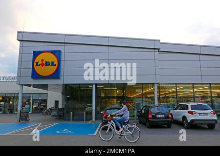 Rzeszow, Polen - 16. Juli 2019: Lidl Store in der Podwislocze Street in Rzeszow, Woiwodschaft Podkarpackie, Polen. Es gibt etwa 12.000 Geschäfte von Stockfoto