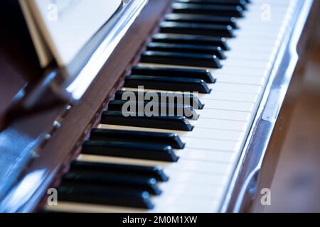 Berlin, Deutschland. 07.. Dezember 2022. Die Schlüssel eines Klaviers. Kredit: Viola Lopes/dpa/Alamy Live News Stockfoto