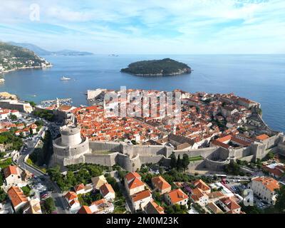 Dubrovnik, kroatische Stadtmauer, Drohne aus der Vogelperspektive, sonniger blauer Himmel Stockfoto