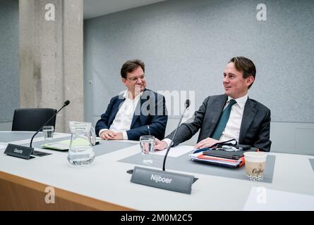 DEN HAAG - Jaco Geurts (CDA) und Henk Nijboer (PvdA) während einer Konsultation im Repräsentantenhaus zum Wohnraummieten-Durchführungsgesetz. Der Minister möchte das Gesetz ändern, das Mieterhöhungen begrenzt, um die Mieten im privaten Sektor erschwinglich zu halten. ANP BART MAAT niederlande out - belgien out Stockfoto