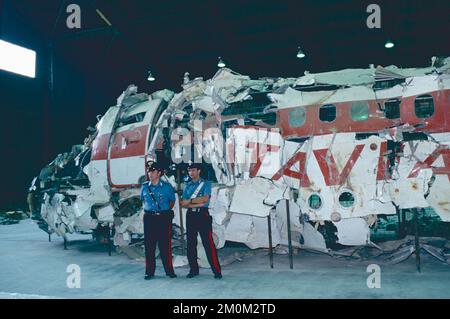 Carabinieri bewacht den Rest des Flugzeugs McDonnel Douglas DC-9 Itavia Flug 870 nach Ustica, Pratica di Mare, Italien 1990er Stockfoto