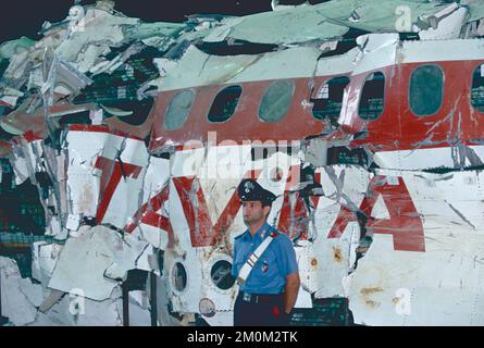 Carabinieri bewacht den Rest des Flugzeugs McDonnel Douglas DC-9 Itavia Flug 870 nach Ustica, Pratica di Mare, Italien 1990er Stockfoto