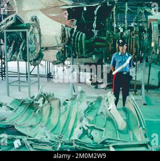 Carabinieri bewacht den Rest des Flugzeugs McDonnel Douglas DC-9 Itavia Flug 870 nach Ustica, Pratica di Mare, Italien 1990er Stockfoto