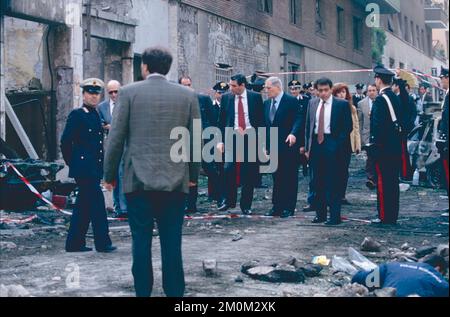 Italienischer Innenminister Nicola Mancino (links) und Polizeichef Vincenzo Parisi am Ort des Mafia-Terroranschlags in der Via Ruggero Fauro, Rom, Italien 1992 Stockfoto