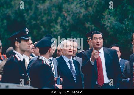 Italienischer Innenminister Nicola Mancino (rechts) und Polizeichef Vincenzo Parisi am Ort des Mafia-Terroranschlags in der Via Ruggero Fauro, Rom, Italien 1992 Stockfoto