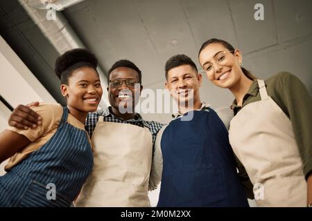 Porträt verschiedener Designergruppen. Gruppe von Kollegen zusammen. Glückliche Schneider, die zusammen in ihrem Studio arbeiten. Eine Gruppe lächelnder Mode Stockfoto