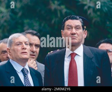 Italienischer Innenminister Nicola Mancino (rechts) und Polizeichef Vincenzo Parisi am Ort des Mafia-Terroranschlags in der Via Ruggero Fauro, Rom, Italien 1992 Stockfoto