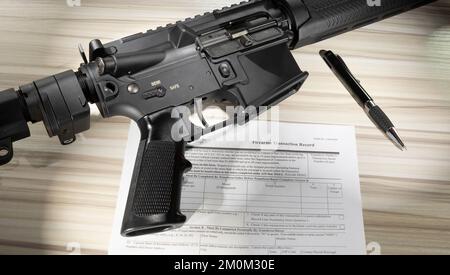 Formular zur Hintergrundüberprüfung für den Kauf von Feuerwaffen öffentlich zugänglich mit AR-15 Stockfoto
