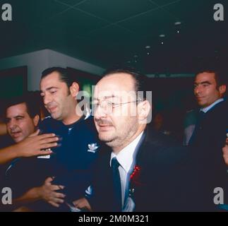 Italienischer Sänger und Songwriter Luca Carboni (links) beim Fußballspiel der Sängermannschaft Neapel, Italien 1994 Stockfoto