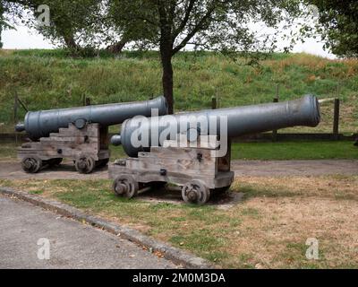 Schwere, alte Marinekanonen auf einer hölzernen Basis namens Kutsche Stockfoto